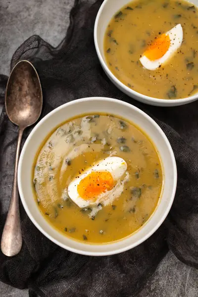 Kaynamış yumurtalı kremalı sebze çorbası.