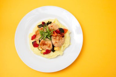 Kızarmış hindi köftesi ve patates püresi.