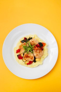 Kızarmış hindi köftesi ve patates püresi.