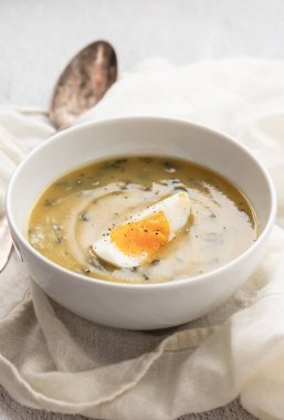 Kaynamış yumurtalı kremalı sebze çorbası.