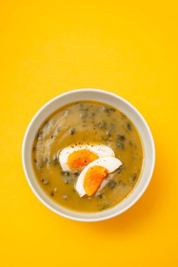 Kaynamış yumurtalı kremalı sebze çorbası.