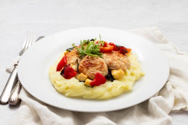 Kızarmış hindi köftesi ve patates püresi.