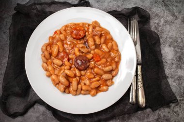 Tipik beyaz tenli Portekiz yemeği dobradası.