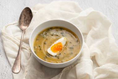 Kaynamış yumurtalı kremalı sebze çorbası.