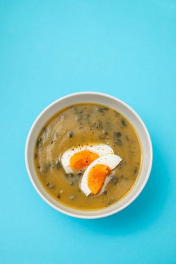 Kaynamış yumurtalı kremalı sebze çorbası.