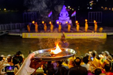 Aarti geleneksel Hint festivallerinden biri olan Diwali 'de sahne aldı.