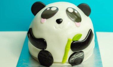 Parti için süslenmiş panda şeklinde katmanlı bisküvi, tatlı, komik.