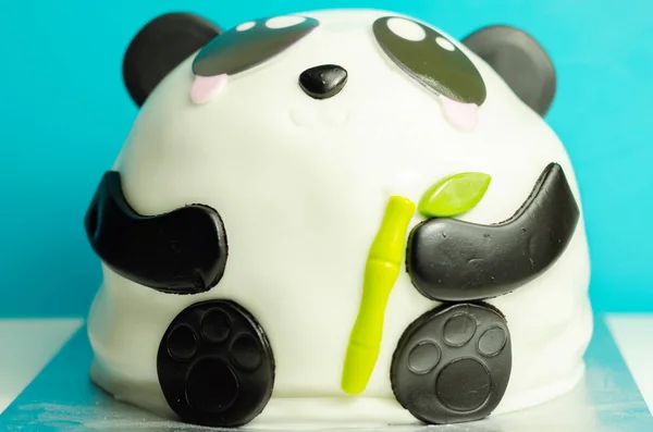 パーティー用に装飾されたパンダの形の層状ビスケットケーキ 甘いデザート 面白い — ストック写真