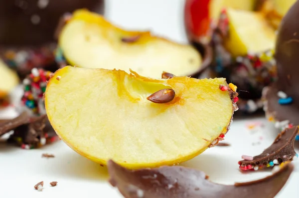 사과는 초콜릿으로 코팅되어 스프링클러 과자류로 — 스톡 사진