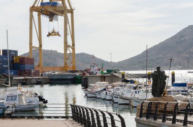 CARTAGENA, SPAIN - 20 SEPTEMBER 2022 Kartagena 'lı bir heykeltıraş tarafından bronzdan yapılmış bir azizin resmi üç metre yüksekliğindedir ve tahta kaldırımın uçurumunda yer almaktadır.