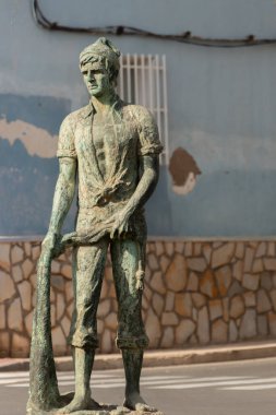 CARTAGENA, İSPAN - 20 EYLÜL 2022 Balıkçıların ve mesleklerinin onuruna yapılan anıt, gerçek boyutlarda bronz bir heykel