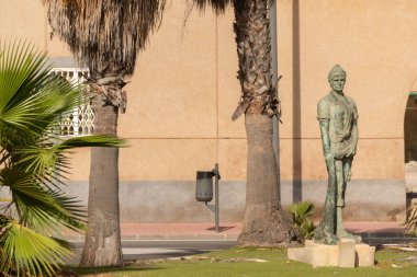 CARTAGENA, İSPAN - 20 EYLÜL 2022 Balıkçıların ve mesleklerinin onuruna yapılan anıt, gerçek boyutlarda bronz bir heykel