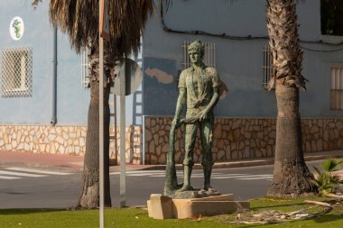 CARTAGENA, İSPAN - 20 EYLÜL 2022 Balıkçıların ve mesleklerinin onuruna yapılan anıt, gerçek boyutlarda bronz bir heykel