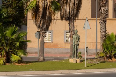 CARTAGENA, İSPAN - 20 EYLÜL 2022 Balıkçıların ve mesleklerinin onuruna yapılan anıt, gerçek boyutlarda bronz bir heykel