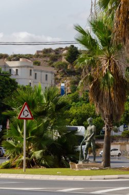 CARTAGENA, İSPAN - 20 EYLÜL 2022 Balıkçıların ve mesleklerinin onuruna yapılan anıt, gerçek boyutlarda bronz bir heykel