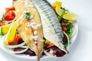 Sıcak füme İskoç uskumrusu fileto soğanlı, domatesli ve salatalı, sağlıklı yiyecekler.