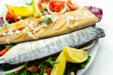 Sıcak füme İskoç uskumrusu fileto soğanlı, domatesli ve salatalı, sağlıklı yiyecekler.