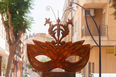 SANTIAGO DE LA RIBERA, İSPA - 12 Haziran 2022 Pintor Clemente yaya yolu üzerindeki şehir merkezinde bulunan heykel Santiago de la Ribera Karnavalı 'na saygılarını sunmaktadır ve Matiss Creaccion kollektifinin işidir.