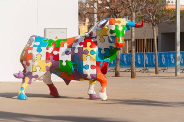 ROQUETAS DEL MAR, İSPAN - 26 Kasım 2022 Koridorda yer alan hayvanlara atıfta bulunarak bir boğanın gerçek boyutlu figürü