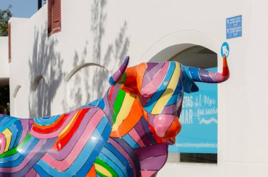 ROQUETAS DEL MAR, İSPAN - 26 Kasım 2022 Koridorda yer alan hayvanlara atıfta bulunarak bir boğanın gerçek boyutlu figürü