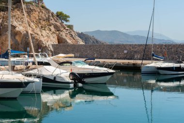 LA HERRADURA, İspanya - 17 Mayıs 2022 Marina del Este limanı, dağlar ve deniz arasında çok güzel, doğal ve ayrıcalıklı bir konumda, maksimum 35 metre uzunluğunda 227 limana hizmet vermektedir.