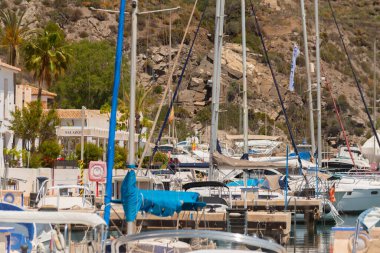 LA HERRADURA, İspanya - 17 Mayıs 2022 Marina del Este limanı, dağlar ve deniz arasında çok güzel, doğal ve ayrıcalıklı bir konumda, maksimum 35 metre uzunluğunda 227 limana hizmet vermektedir.