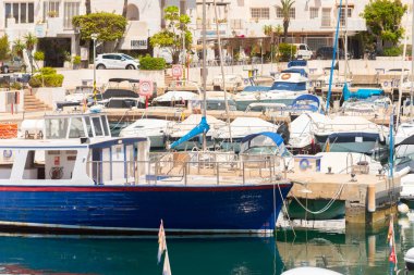 LA HERRADURA, İspanya - 17 Mayıs 2022 Marina del Este limanı, dağlar ve deniz arasında çok güzel, doğal ve ayrıcalıklı bir konumda, maksimum 35 metre uzunluğunda 227 limana hizmet vermektedir.