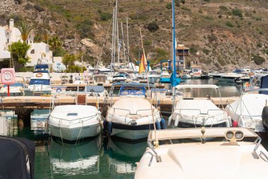 LA HERRADURA, İspanya - 17 Mayıs 2022 Marina del Este limanı, dağlar ve deniz arasında çok güzel, doğal ve ayrıcalıklı bir konumda, maksimum 35 metre uzunluğunda 227 limana hizmet vermektedir.