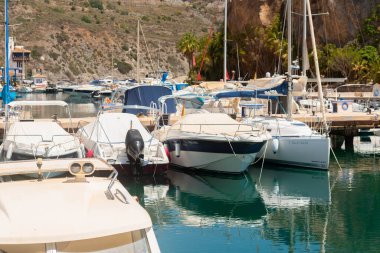 LA HERRADURA, İspanya - 17 Mayıs 2022 Marina del Este limanı, dağlar ve deniz arasında çok güzel, doğal ve ayrıcalıklı bir konumda, maksimum 35 metre uzunluğunda 227 limana hizmet vermektedir.