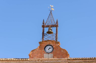 GÜJAR DE ANDARAX, İSPAN - 22 HAZİRAN 2023 Almerya 'nın Laujar de Andarax ilinin merkezinde bulunan yerel yetkililerin yaşadığı eski güzel bir bina.