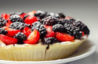 Tereyağı zenginleştirilmiş kısa hamur tatlısı çilek ve böğürtlen, renkli süslemeli mevsimlik pasta, pastane