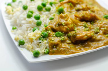 Yumurta pilavlı tavuk köri, baharatlı hindistancevizi soslu tavuk göğsü bezelye ve yumurtalı pilav, Hint yemeği.