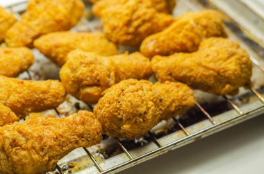 Güney çıtır çıtır kızarmış tavuk kanatları, metal tepside kızarmış tavuk kanatları, fast food.