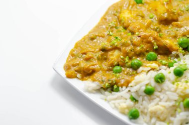 Yumurta pilavlı tavuk köri, baharatlı hindistancevizi soslu tavuk göğsü bezelye ve yumurtalı pilav, Hint yemeği.