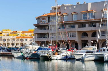 ALMERİMAR, İspanya - 19 ARALIK 2022 Almerya sahilinin en büyük eğlence limanlarından biri, gerekli altyapı ve her türlü spor için ideal hava koşulları ile