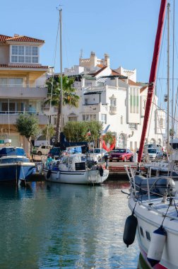 ALMERİMAR, İspanya - 19 ARALIK 2022 Almerya sahilinin en büyük eğlence limanlarından biri, gerekli altyapı ve her türlü spor için ideal hava koşulları ile