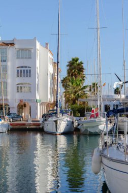 ALMERİMAR, İspanya - 19 ARALIK 2022 Almerya sahilinin en büyük eğlence limanlarından biri, gerekli altyapı ve her türlü spor için ideal hava koşulları ile