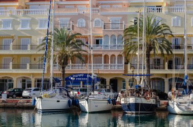 ALMERİMAR, İspanya - 19 ARALIK 2022 Almerya sahilinin en büyük eğlence limanlarından biri, gerekli altyapı ve her türlü spor için ideal hava koşulları ile