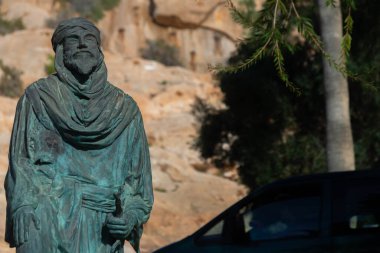 ALMERIA, İspanya - 18 ARALIK 2022 Almera 'daki bir anıt, Almerya' nın ilk Taifa kralı Jayran Al-Amiri 'ye ithaf edilmiştir., 