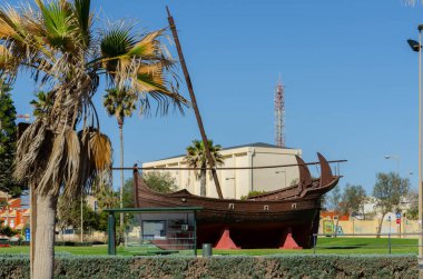 ALMERIA, İSPA - 28 Mart 2023 İspanya 'nın Almerya kentindeki Club de Mar' ın önünde demirlemiş bir İspanyol Müslüman gemisinin kopyası