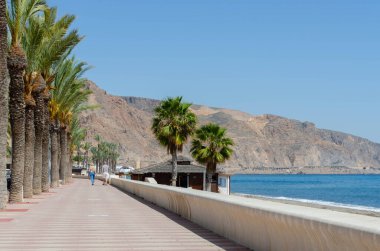 AQUADULCE, SPAIN - 29 Mart 2023 Almerya kıyısı boyunca Almerya 'nın en önemli turistik kentlerinden birinde gezinti
