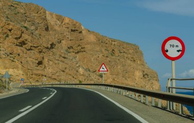 ALMERIA, İspanya - 18 Mayıs 2023 Canarete otoyolu, ulusal otoyol N-340A, İspanya 'nın küçük bir kasabası olan Aguadulce' yi başkentin batı kesimine bağlamak için deniz alternatifi.