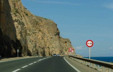 ALMERIA, İspanya - 18 Mayıs 2023 Canarete otoyolu, ulusal otoyol N-340A, İspanya 'nın küçük bir kasabası olan Aguadulce' yi başkentin batı kesimine bağlamak için deniz alternatifi.