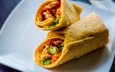 Piri piri soslu tavuk göğsü ve acı soslu marul.