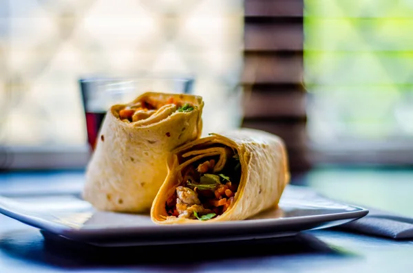 Piri piri soslu tavuk göğsü ve acı soslu marul.