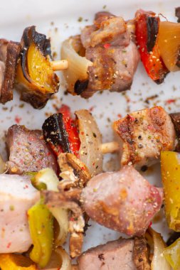 Beyaz seramik tabakta ızgara et ve sebzeleri yakın, taze ve lezzetli bir yemek.