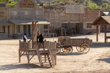 ALMERIA, SPAIN - 17 Aralık 2022 Ayrı Vahşi Batı kostümleri içinde, Batılı bir kasabadaki aktörler bir banka soygunu gösterisi düzenlediler.