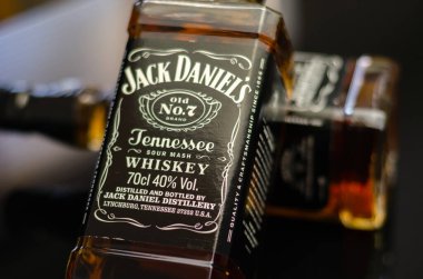 LONDON, UK - 8 Haziran 2023 Kehribar renginde tatlı vanilya, portakal ve baharat aromalı viski, karakteristik lezzet doğal fermantasyon ve dikkatli damıtmanın sonucudur.