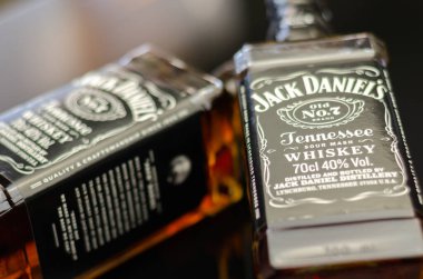 LONDON, UK - 8 Haziran 2023 Kehribar renginde tatlı vanilya, portakal ve baharat aromalı viski, karakteristik lezzet doğal fermantasyon ve dikkatli damıtmanın sonucudur.