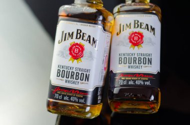 LONDON, İngiltere - 21 Haziran 2023 Jim Beam, Clermont, Kentucky 'de Beam Inc. tarafından üretilen dünyadaki en çok satan burbon markalarından biridir.
